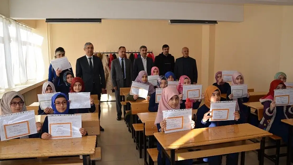 'Darende´de öğrencinin karne sevinci'
