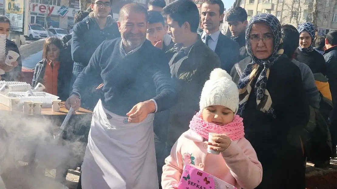 'Karnesini alan öğrenciler salep içmeye koştu'