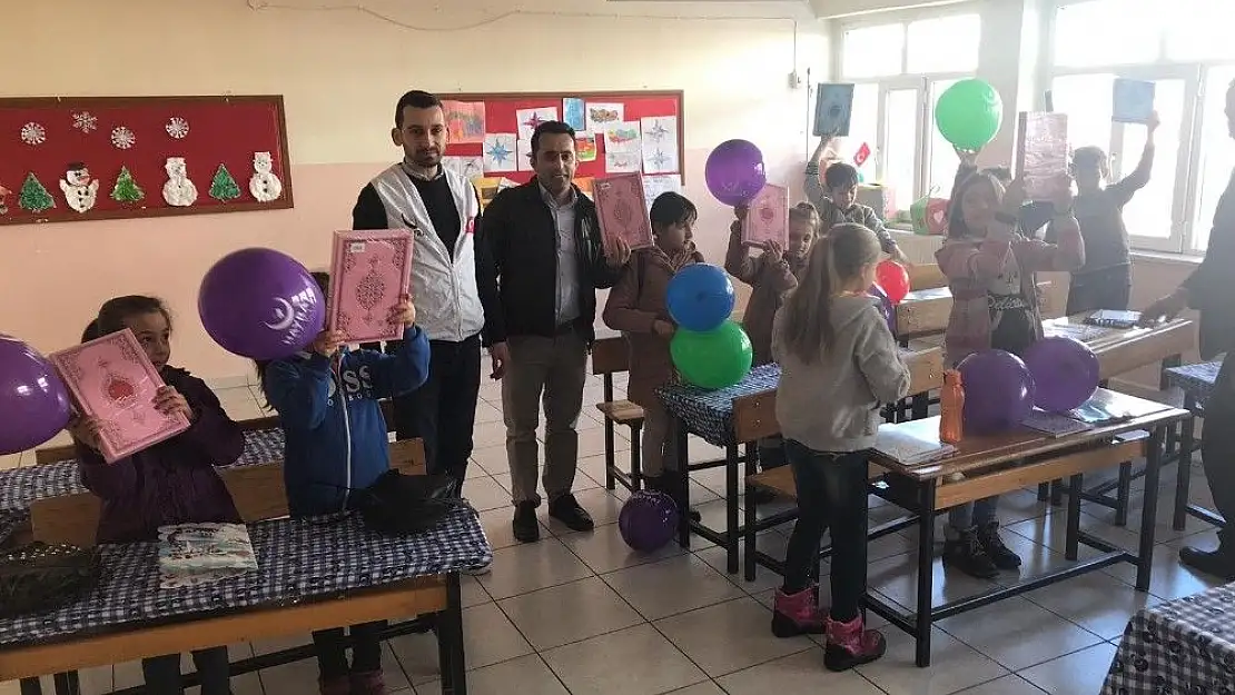 'Öğrencilere karne hediyesi olarak Kuran-ı Kerim verildi'