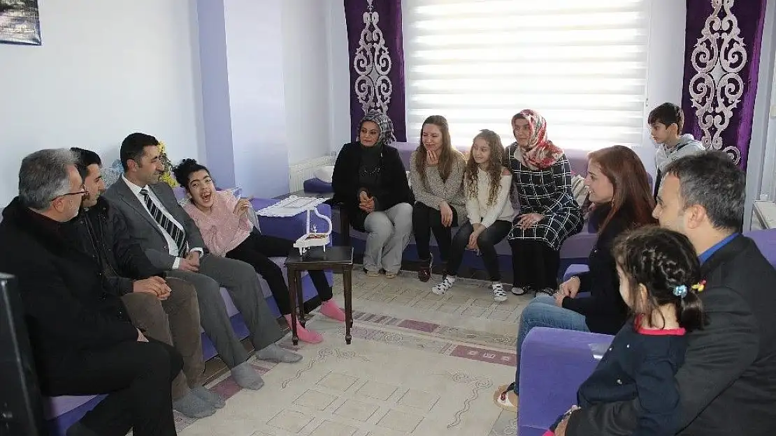 'Serebral Palsi Hastası öğrenci karnesini evinde aldı'