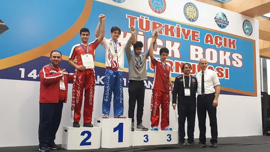 'Kick Boksta 3 gümüş 1 bronz madalya'