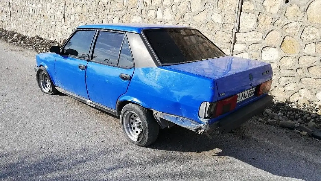 'Yamaçtan yuvarlanan taşlar, araca zarar verdi'