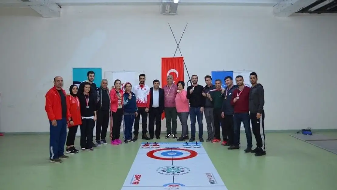 'Öğrencilerin yeni gözdesi ''Floor Curling'''