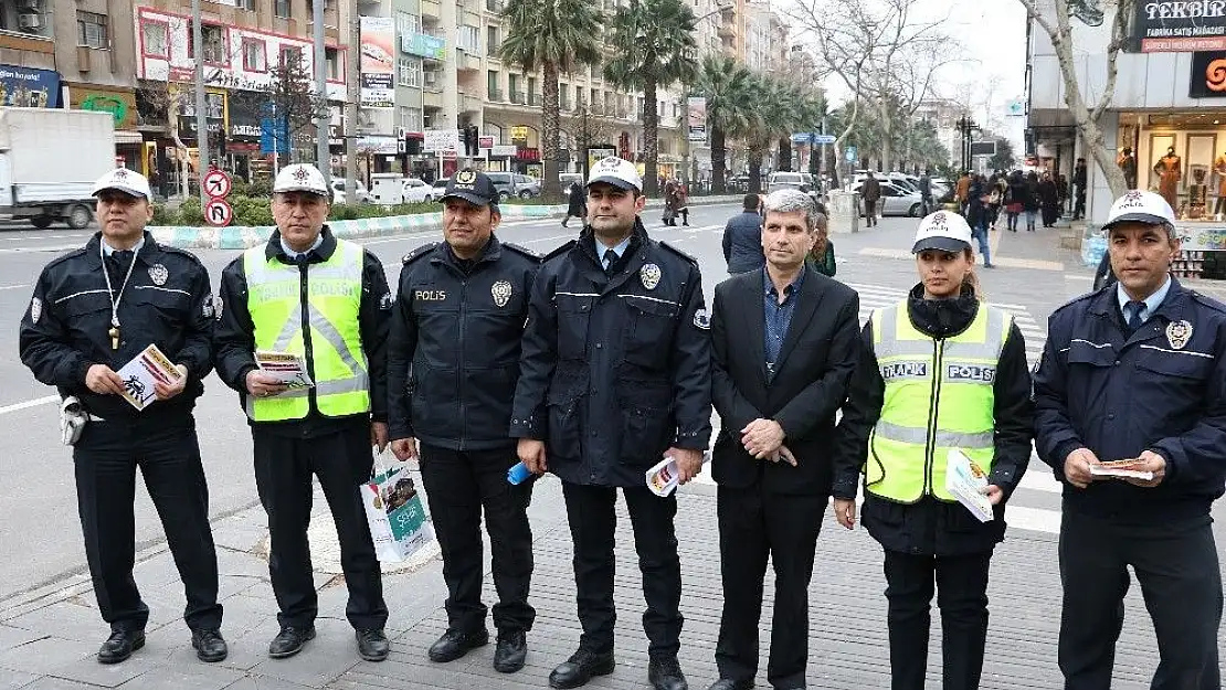 'Trafik polisinden yayalara broşürlü uyarı'