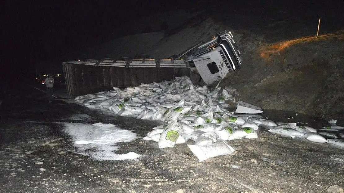 'Gübre yüklü Tır devrildi'