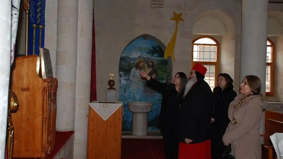 'Protokol üyelerinin eşleri kilisede'