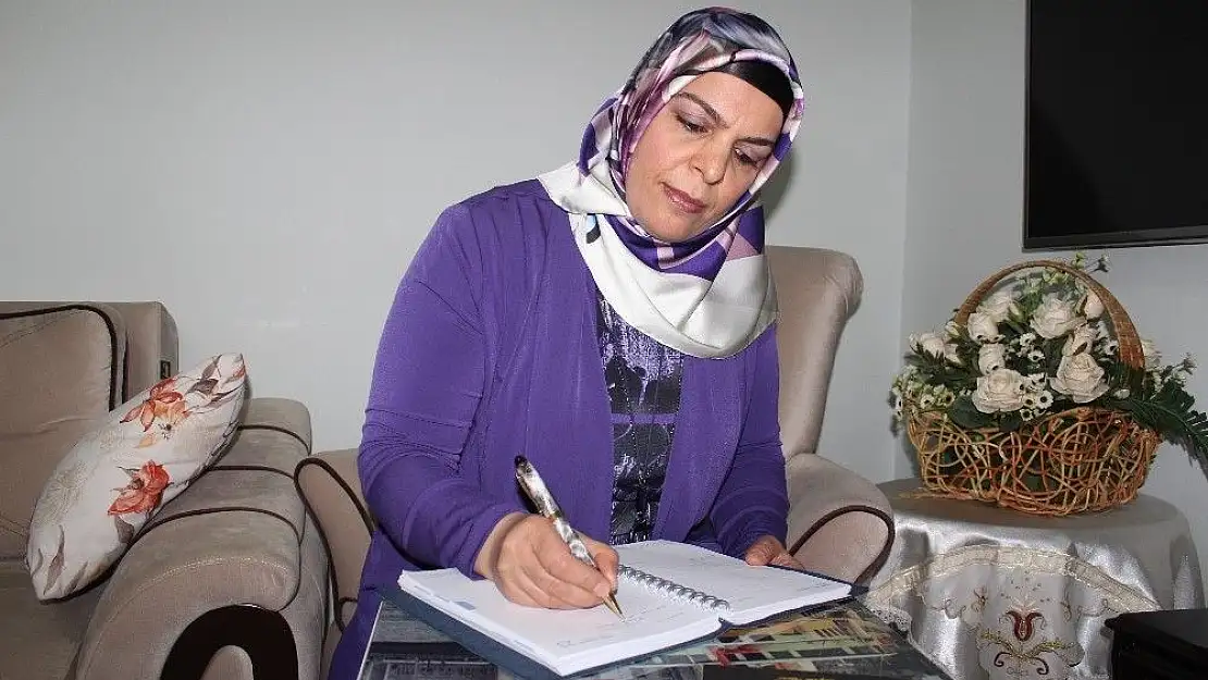 'Gizli gizli yazıp sakladığı şiirlerle ikinci kitabını çıkardı'