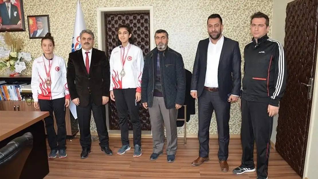 'Tekvando şampiyonasından dereceyle döndüler'