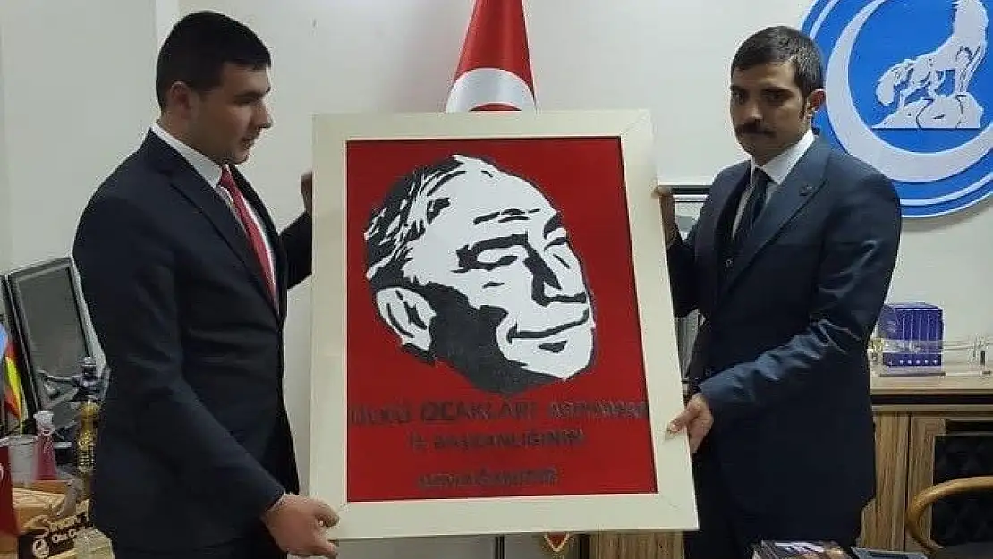 'Adıyaman Ülkü Ocakları Genel Başkan Ateş´e tablo hediye etti'