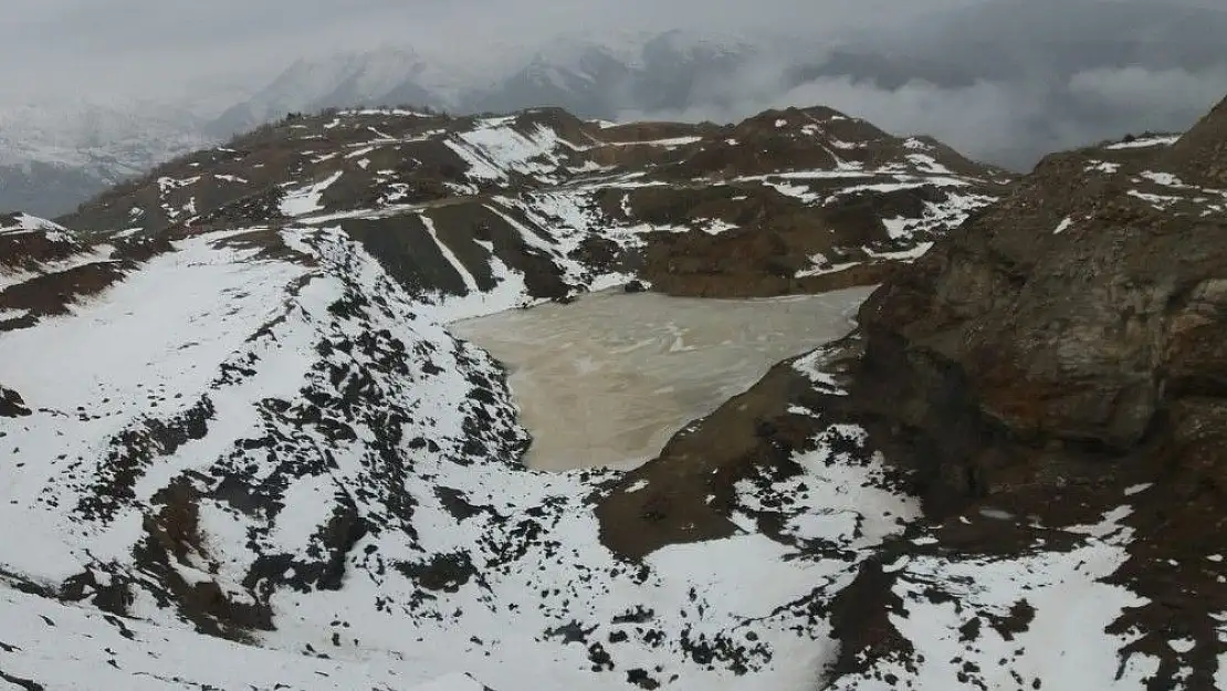 'Kızıl gölet buz tuttu'