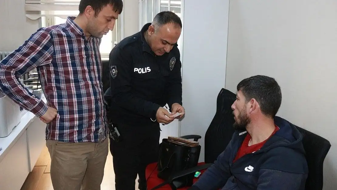 'Suriyeli adam bulduğu kadın çantasını polise teslim etti'