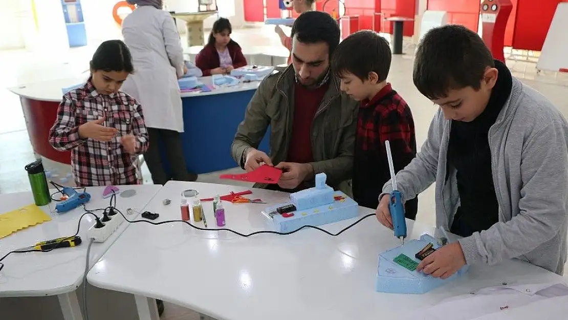 'Öğrenciler, tatilde bilimsel atölye çalışmalarına katılıyor'