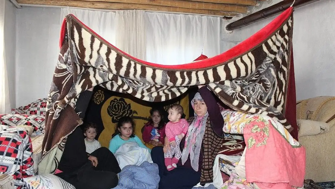 'Donmamak için evin içine çadır kurdular'