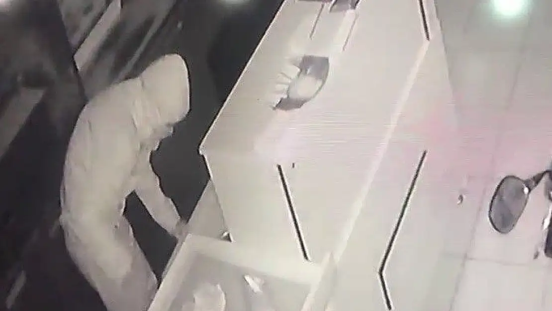 'İş yeri hırsızları güvenlik kamerasına yakalandı'