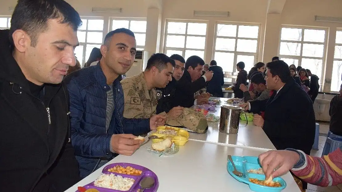 'Kaymakam Şahin öğrencilerle bir araya geldi'
