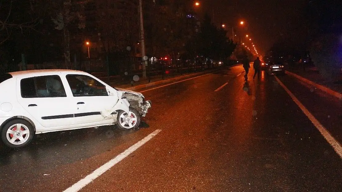 'İki otomobil çarpıştı: 4 yaralı'