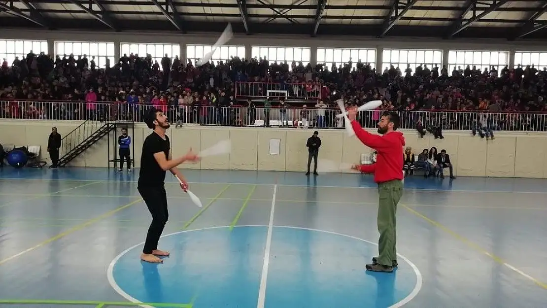 'Çocuklar sirk gösterisiyle eğlendi'