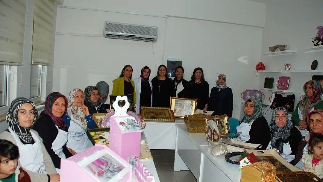 'Valinin eşi Yeşim Pekmez kadınların yaptığı ürünleri inceledi'