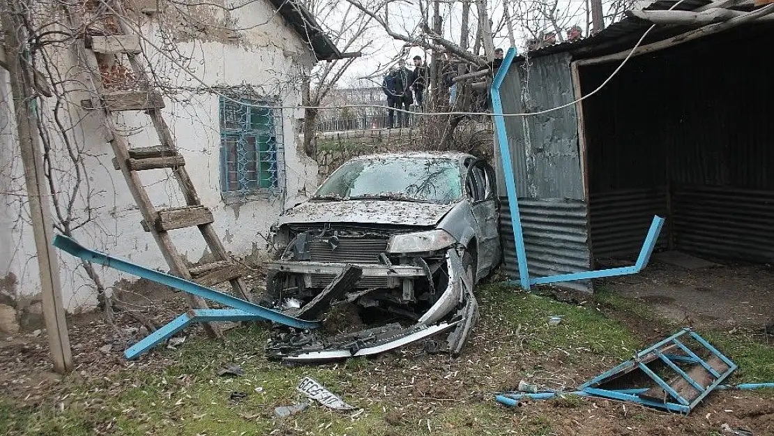 'Yoldan çıkan otomobil, eve çarptı bahçeye uçtu: 5 yaralı'