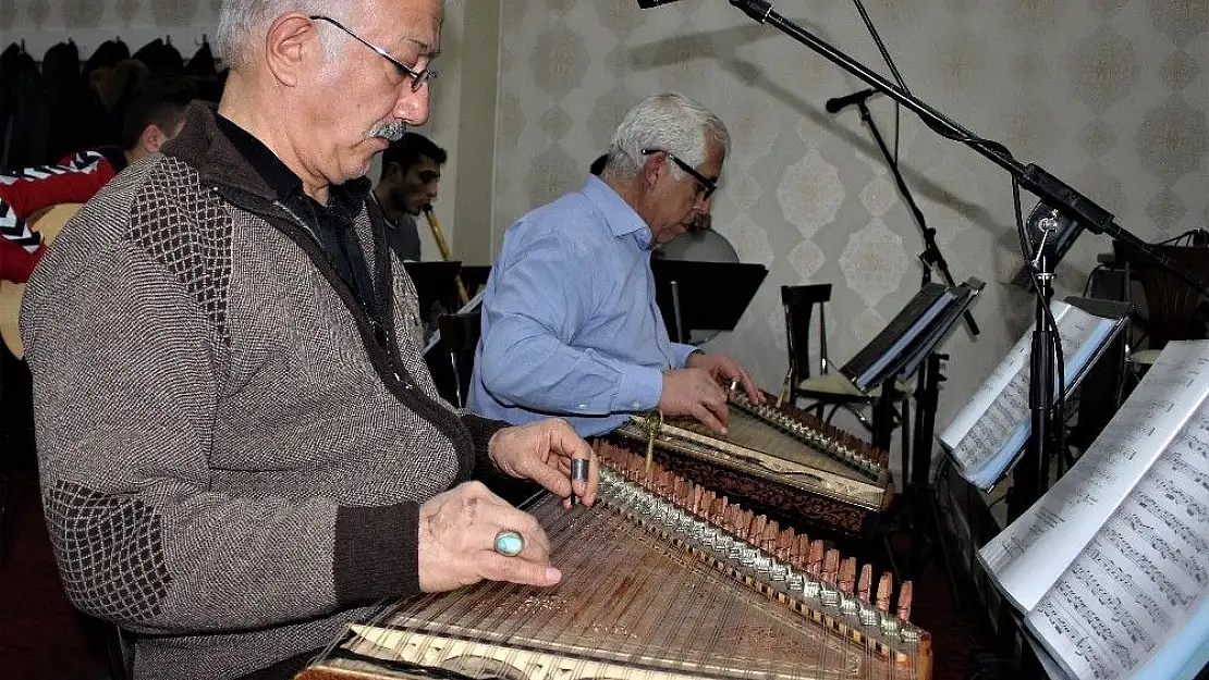 'Gündüzleri tespih işliyor, akşamları ''Kanun'' çalıyor'