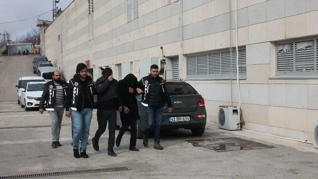 'Toz esrarı koltuğa zulalayan 3 şüpheli yakalandı'