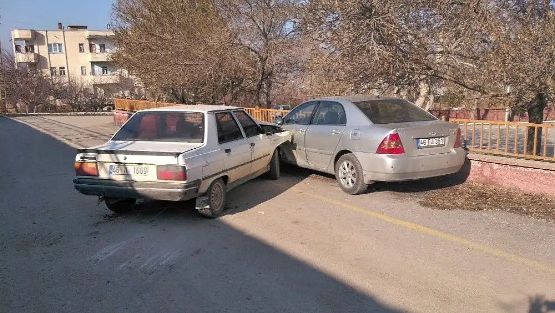 '3 metrelik üst geçitten uçan otomobilin sürücüsü yaralandı'