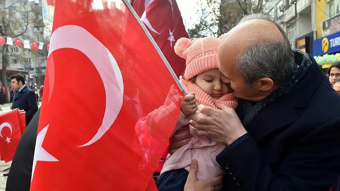 '12 Şubat´ın anısına 12 bin Türk Bayrağı'