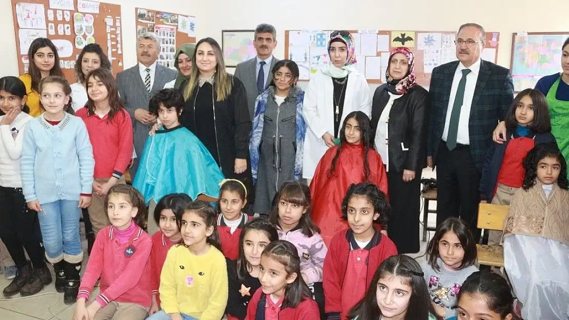 'Köy okulundaki öğrencilerin saç bakımı yapıldı'