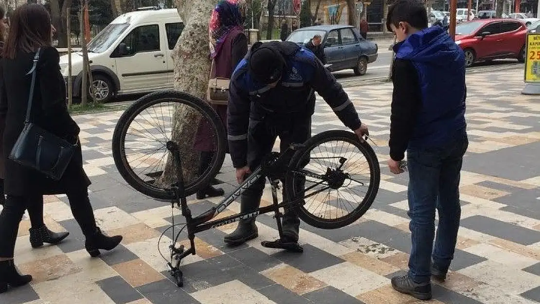 'Parkomat görevlisinden örnek davranış'
