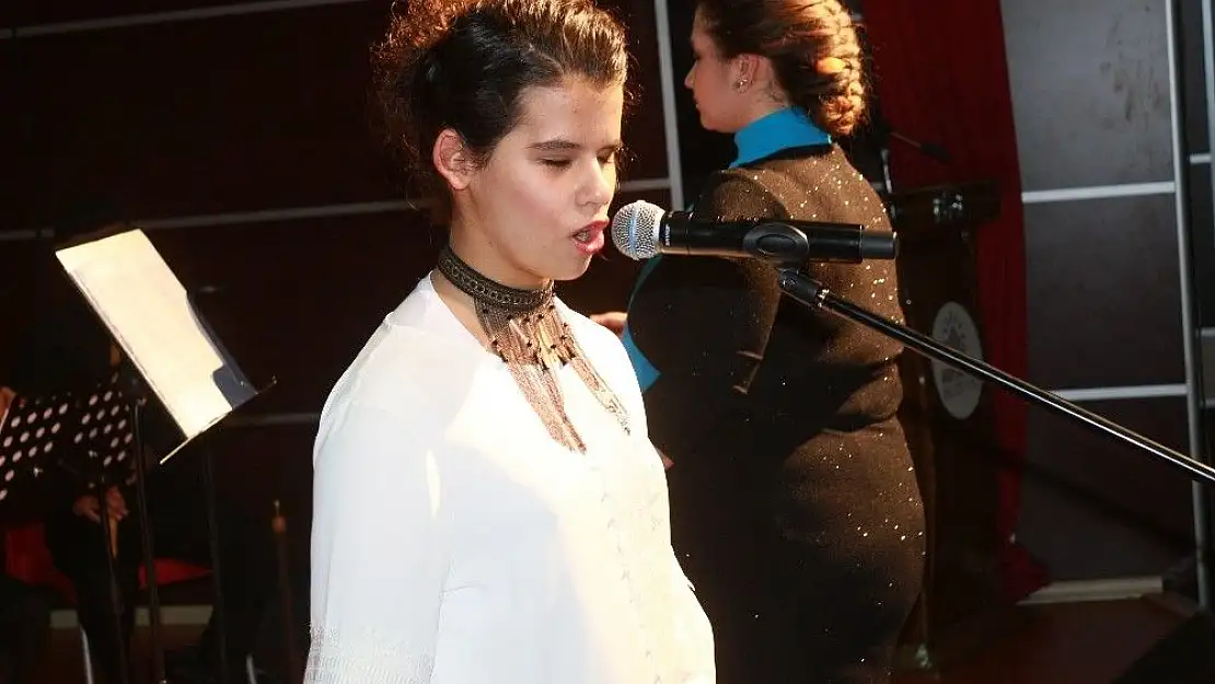 'Görme engelli kızın konserde söylediği türkü herkesi adeta büyüledi'