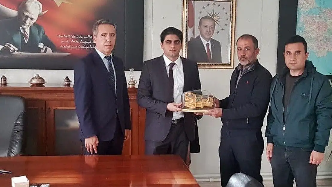 'İHH gönüllülerine hediye dağıttı'