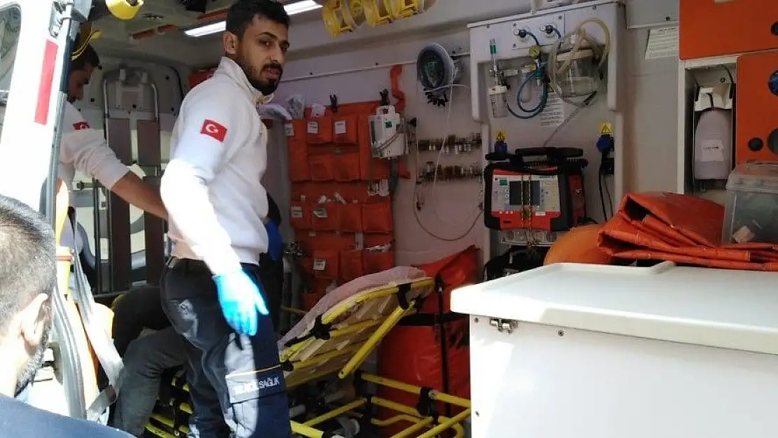 'El arabasıyla maydanoz satan genç bıçaklandı'