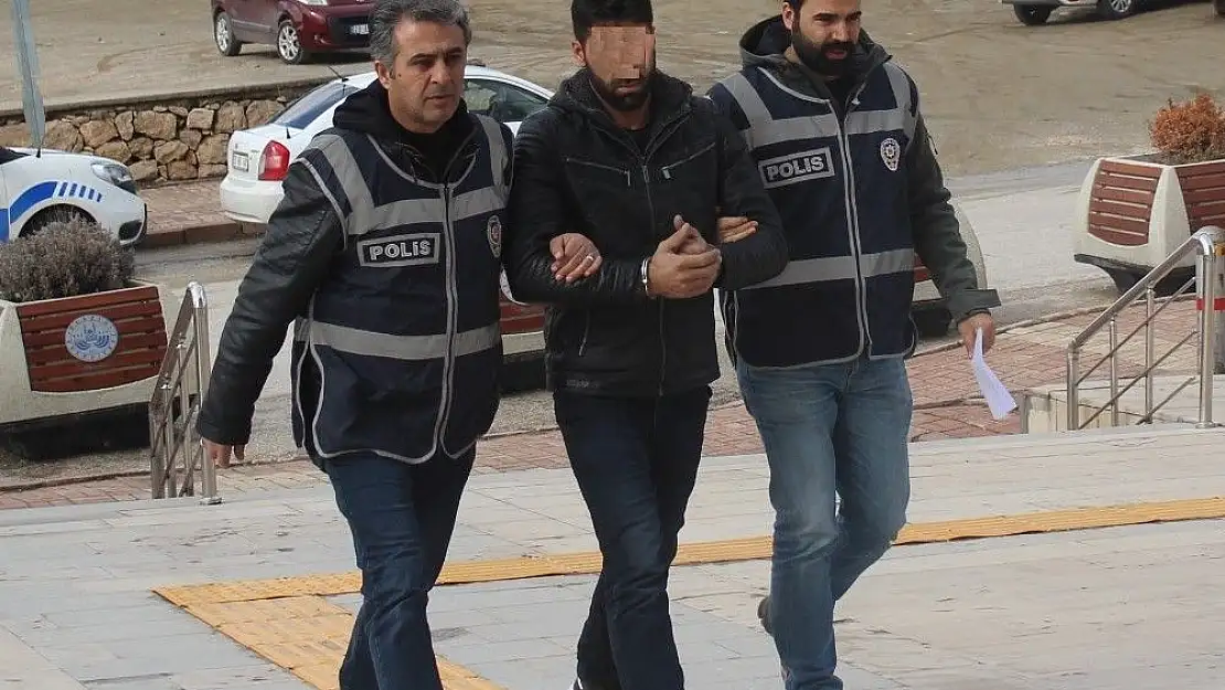 'Otomobillerin camını kırıp 10 bin TL çalan şüpheli yakalandı'