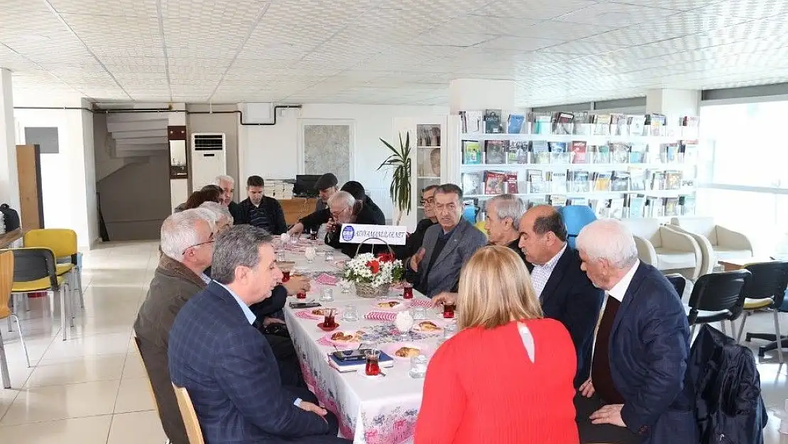 'Yazarlar kütüphanede bir araya geldi'
