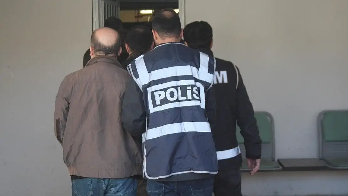 'Elazığ´da FETÖ operasyonu: Komiser ve polis 17 şüpheli adliyeye sevk edildi'