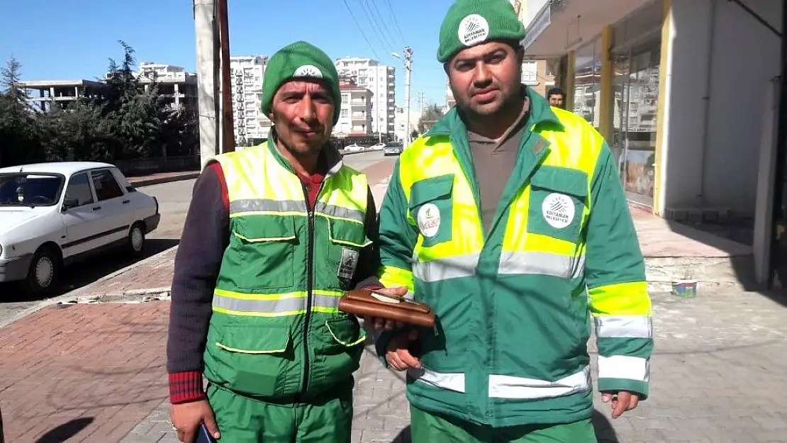'Temizlik görevlileri buldukları çantayı sahibine teslim etti'
