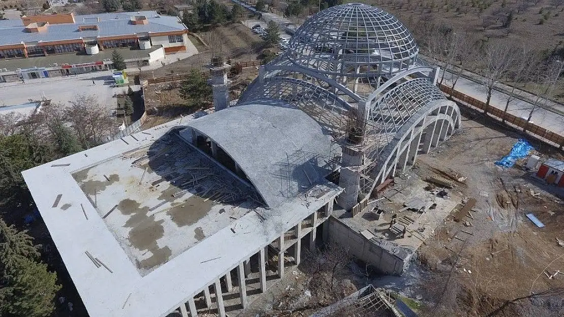 'Üniversite Cami inşaatı devam ediyor'