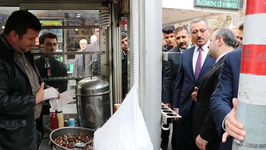 'Bakan Varank Kahramanmaraş´ta kestane dağıttı'