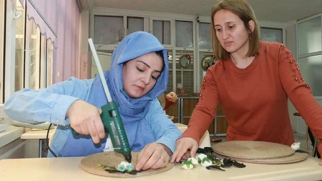 'Eşi işsiz kalınca meslek öğrendi'