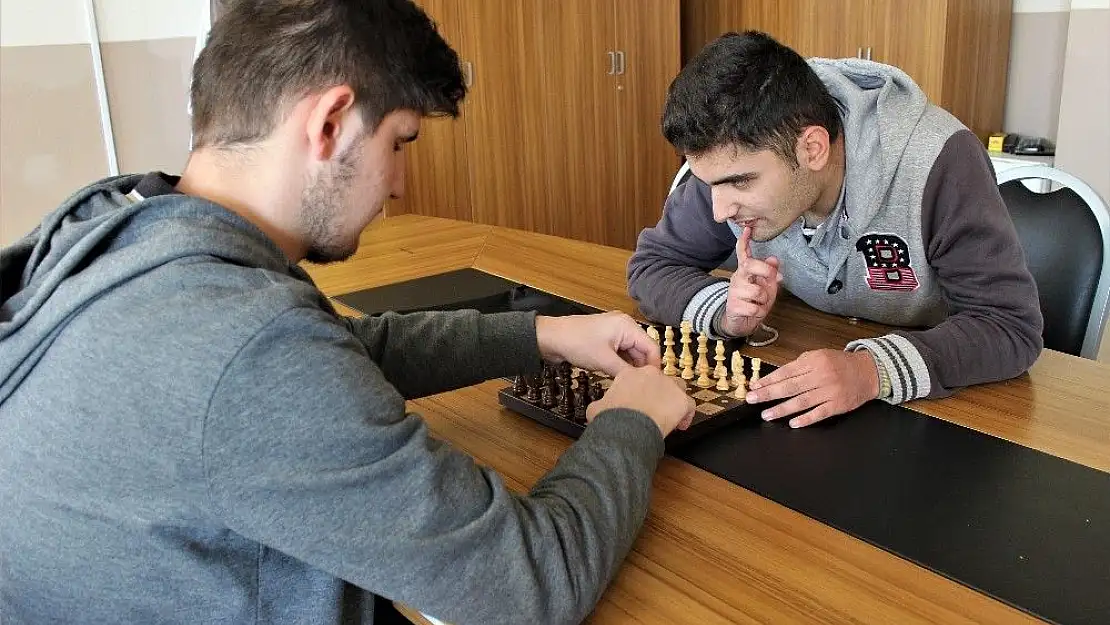 'Görme engelli 2 öğrencinin 11 yıllık dostluğu örnek oluyor'