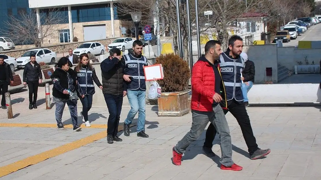 '4 kuyumcuyu sahte altınla dolandıran 3 şüpheli yakalandı'