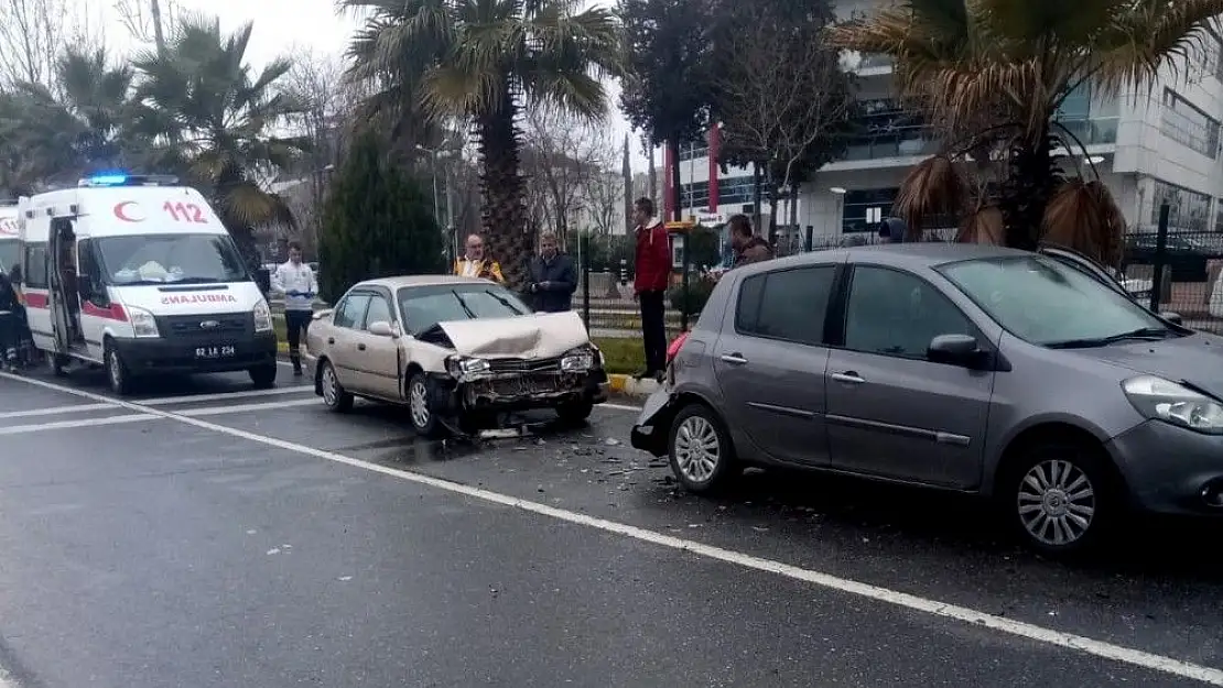 'Yaya geçidinde otomobiller çarpıştı'