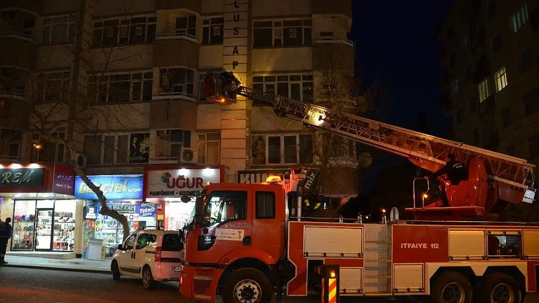 'Şiddetli rüzgar binanın dış cephe kaplamasını söktü'
