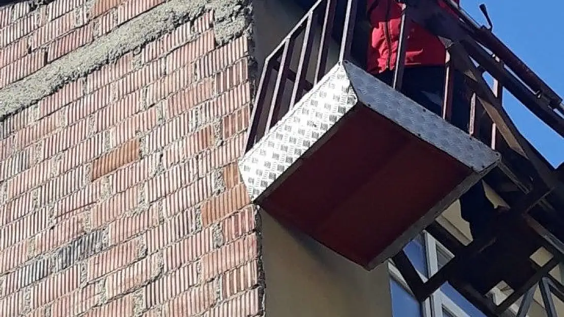 'Elazığ´da çatı boşluğuna sıkışan kedi kurtarıldı'