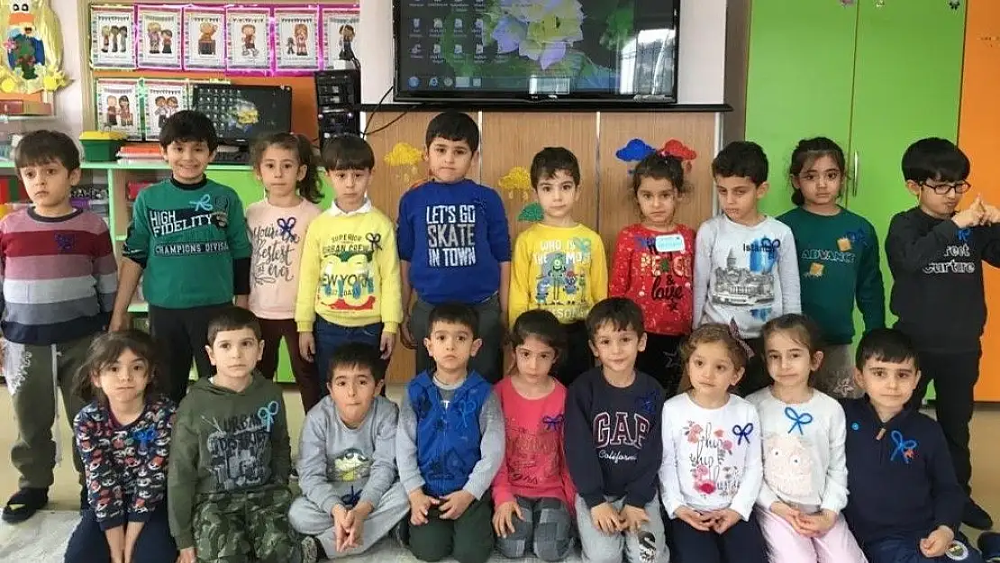 'Minik öğrenciler mavi kurdele taktı'