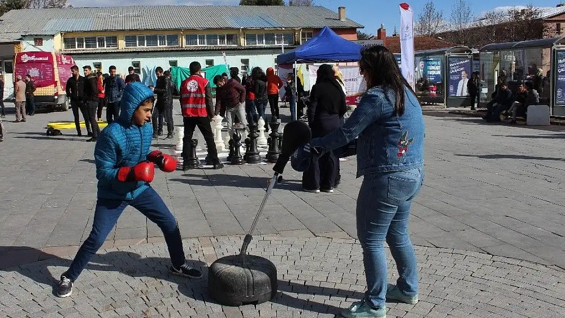 'Elazığlı gençler ''Mobil Gençlik Merkezi''nde farklı spor dallarıyla tanışıyor'
