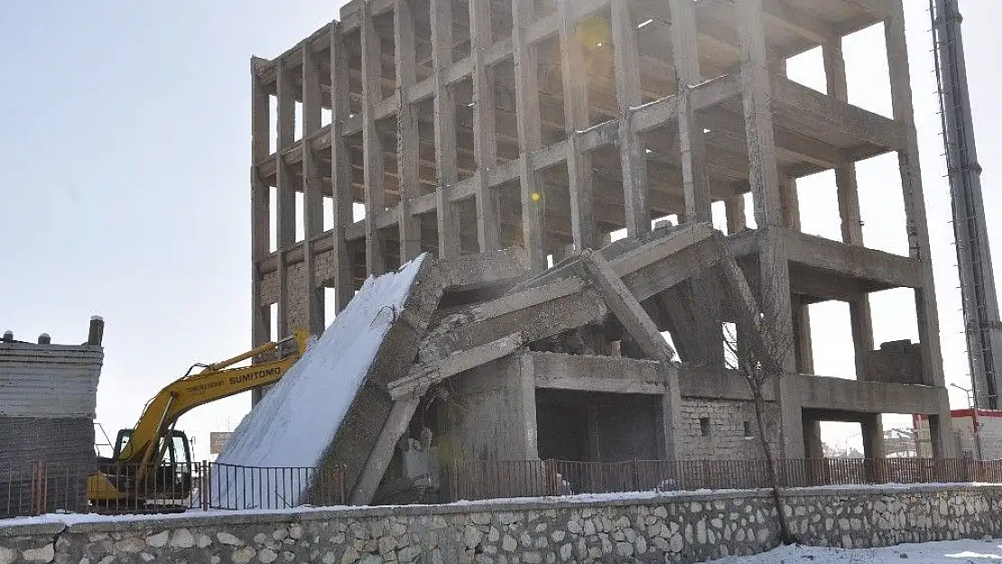 'İntihar girişimlerinin adresi olan bina yıkıldı'