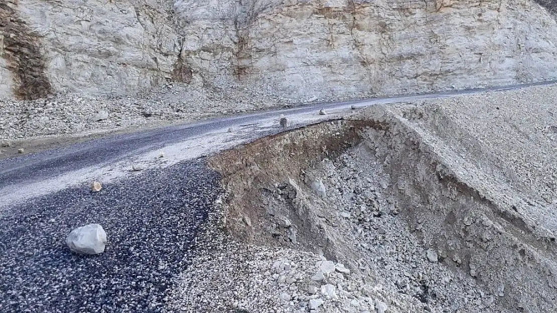 'Tut İlçesinde köy yolu çöktü'