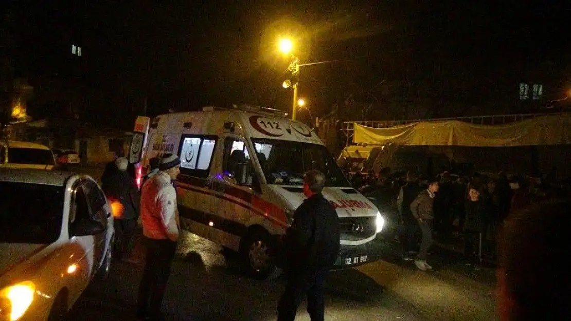 'Otomobil ile hafif ticari araç çarpıştı: 3 yaralı'
