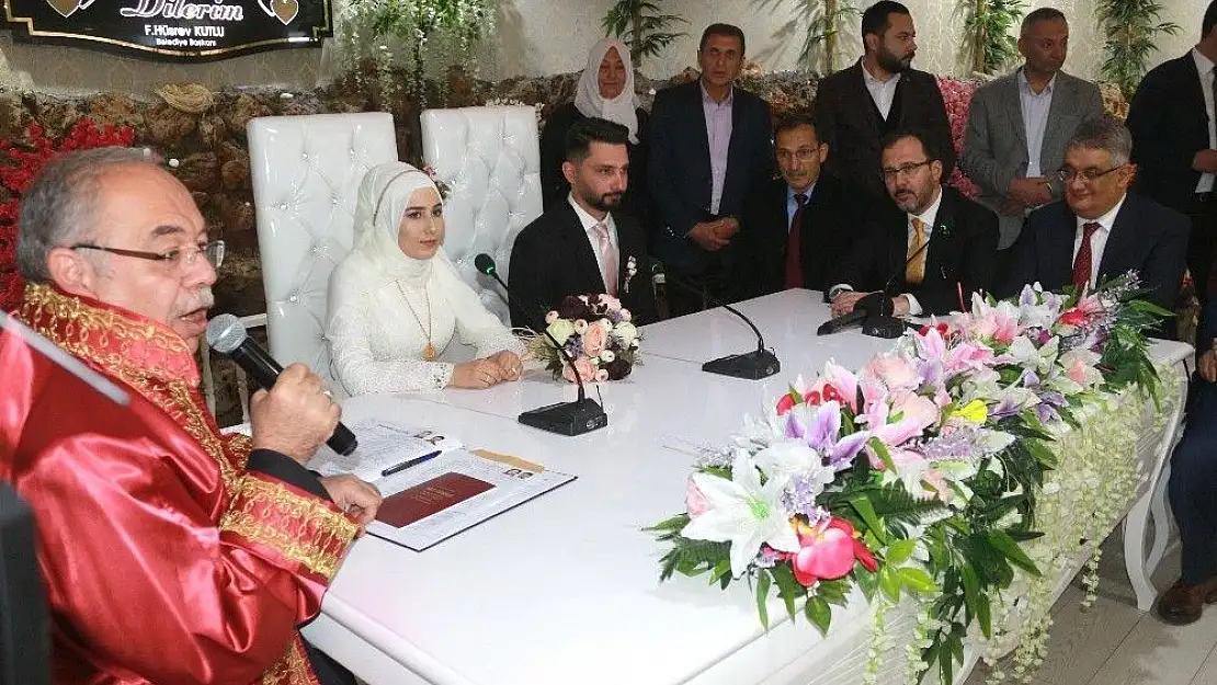 'Bakan Kasapoğlu türkü söyledi, nikah şahidi oldu'